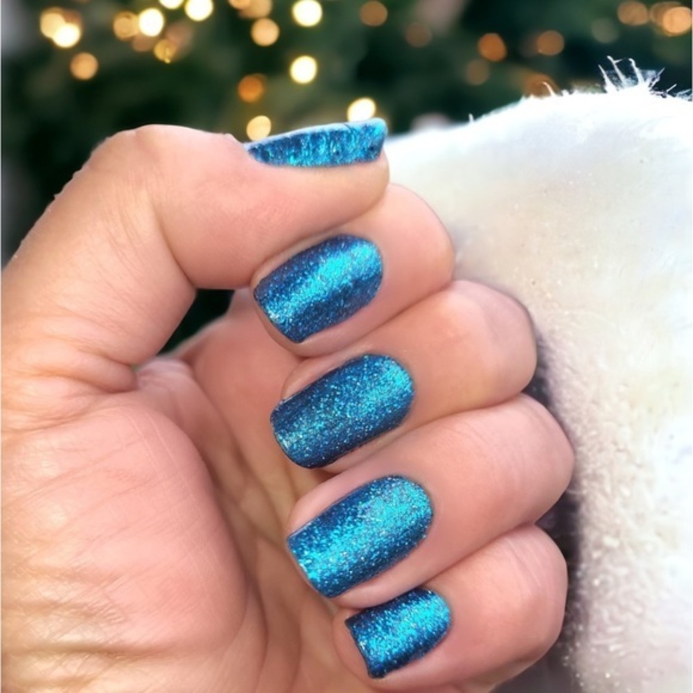 Color Street | High Tide a navy to cobalt
blue glitter ombre nail strips